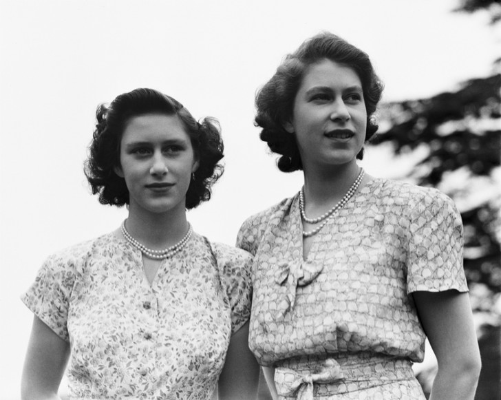 Королева Елизавета II и принцесса Маргарет, 1946 год