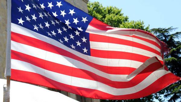4 июля США раскрашивают в цвета звезд и полос: красный, белый и синий